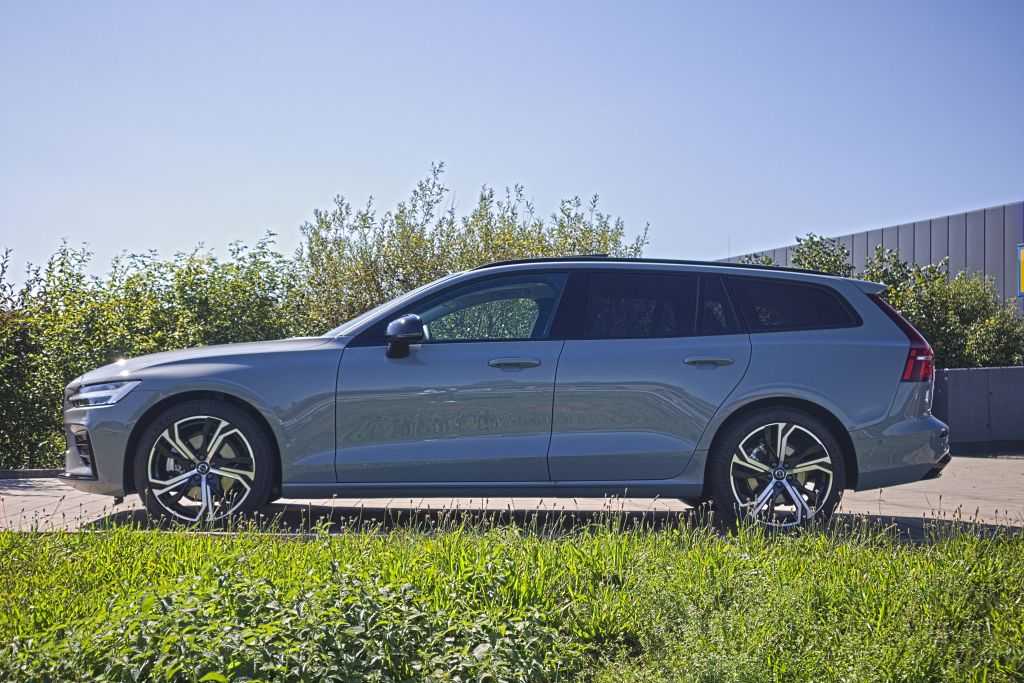 Volvo  V60 Ultimate, B4 Mild-Hybrid, Benzin, Dark