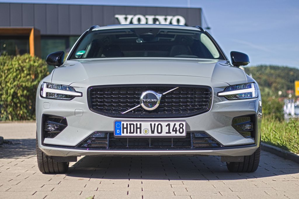 Volvo  V60 Ultimate, B4 Mild-Hybrid, Benzin, Dark