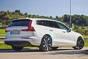 Volvo  V60 Core, B3 Mild-Hybrid, Benzin