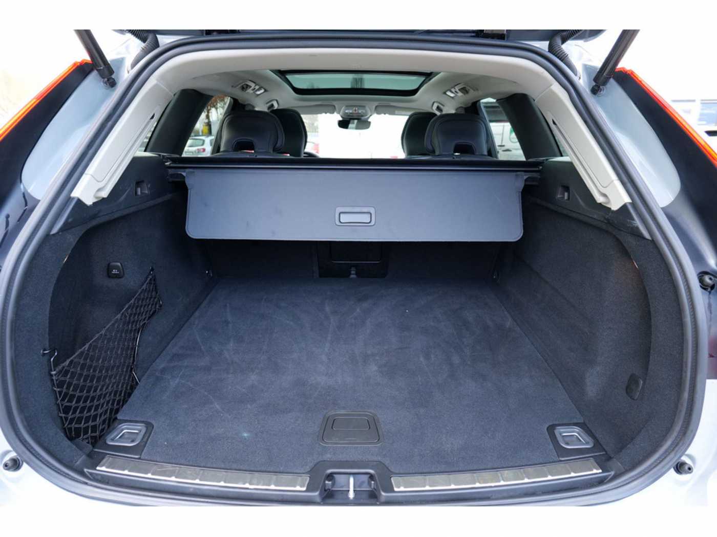 Volvo  T6 AWD Plus Dark Recharge Plug-In Hybrid AWD