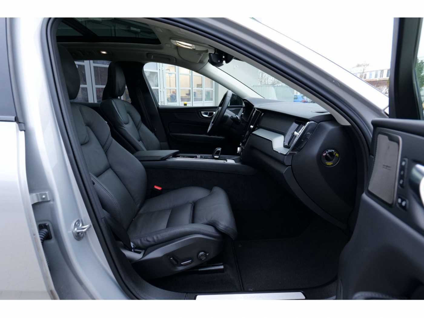 Volvo  T8 Ultra Dark Recharge Plug-In Hybrid AWD