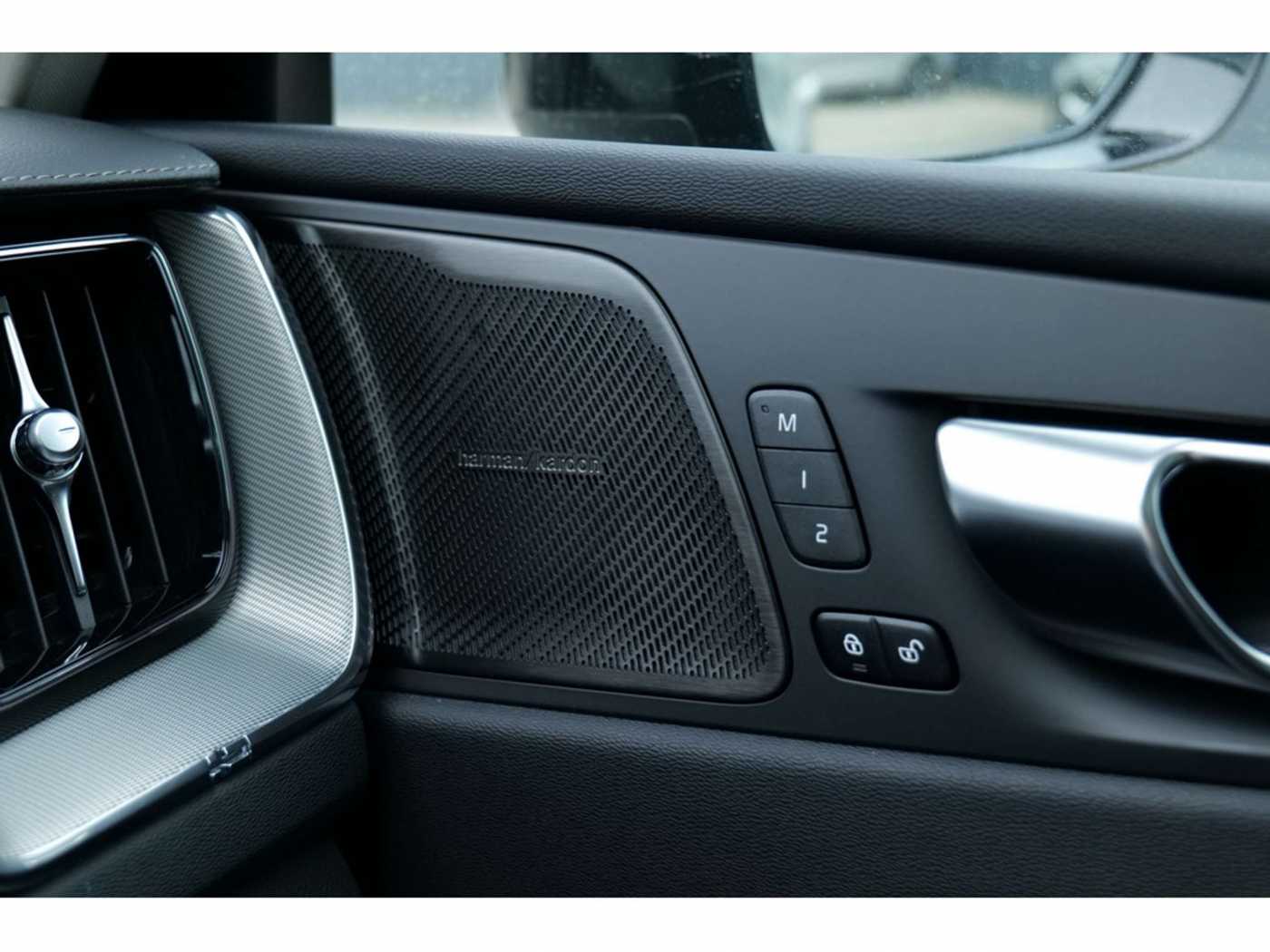 Volvo  T8 Ultra Dark Recharge Plug-In Hybrid AWD
