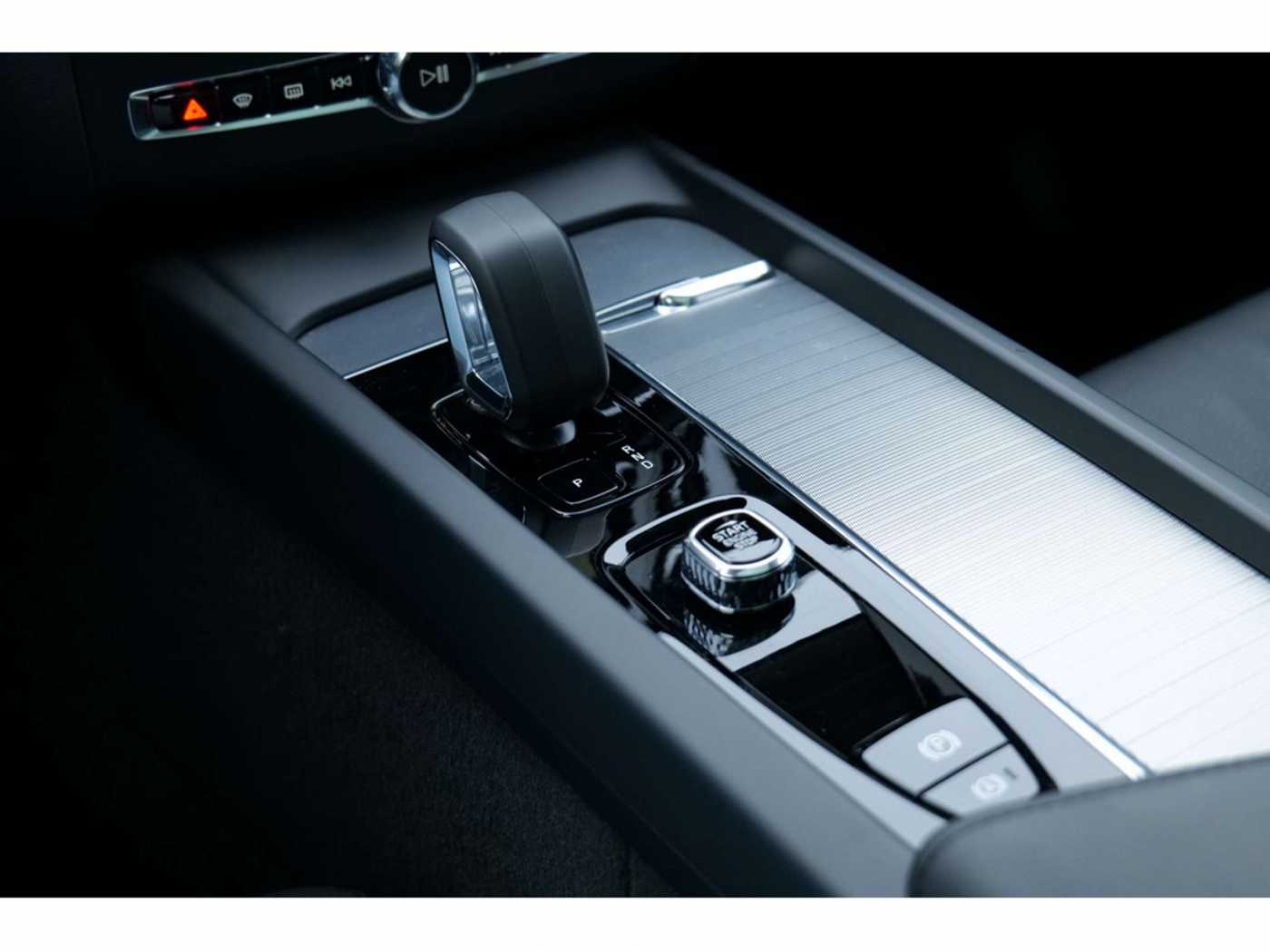 Volvo  T8 Ultra Dark Recharge Plug-In Hybrid AWD