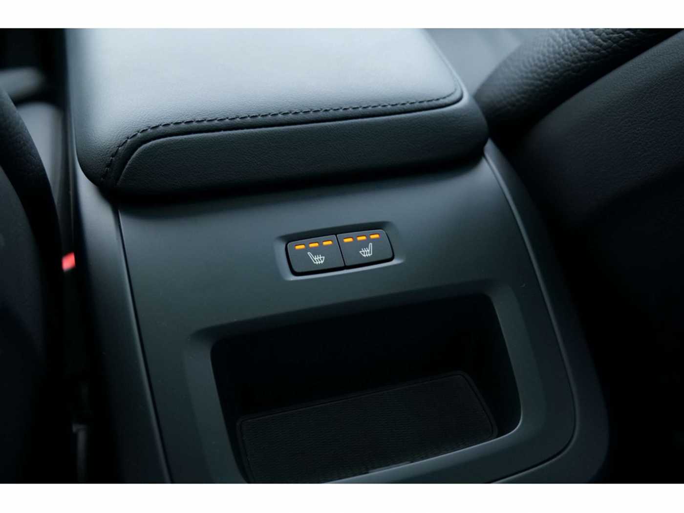 Volvo  T8 Ultra Dark Recharge Plug-In Hybrid AWD