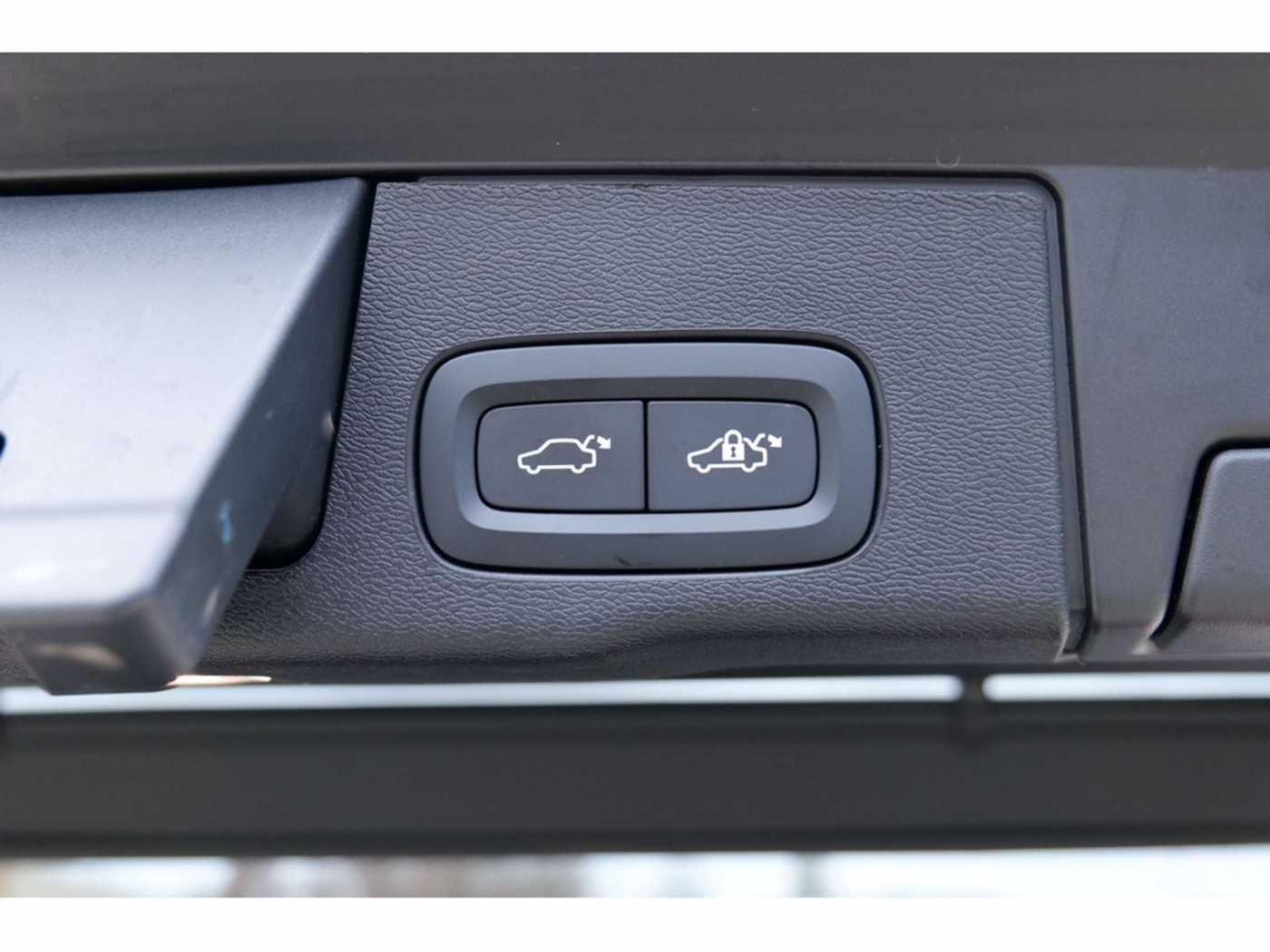 Volvo  T8 Ultra Dark Recharge Plug-In Hybrid AWD