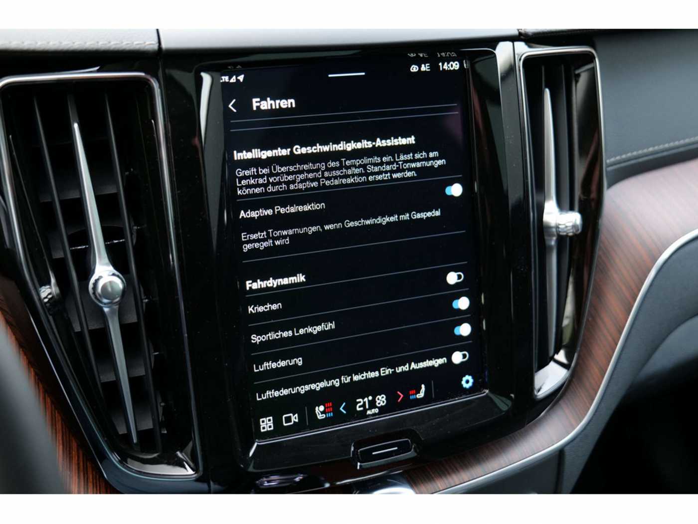 Volvo  T8 Ultra Dark Recharge Plug-In Hybrid AWD
