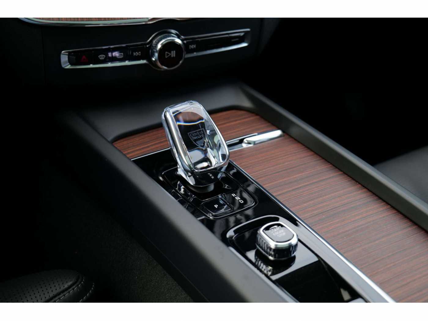 Volvo  T8 Ultra Dark Recharge Plug-In Hybrid AWD
