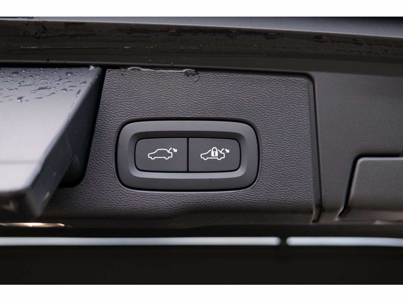 Volvo  T8 Ultra Dark Recharge Plug-In Hybrid AWD