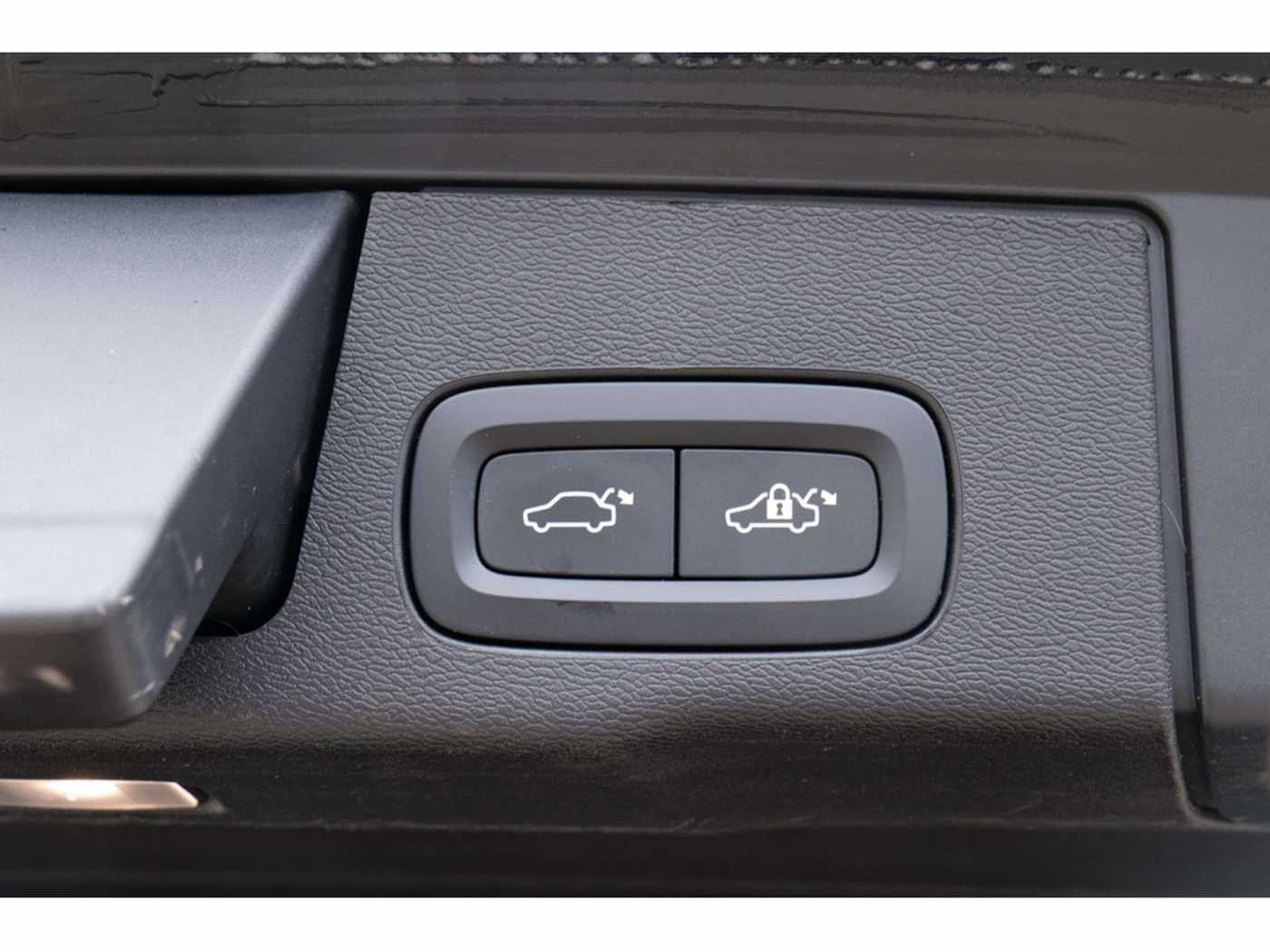 Volvo  T8 Plus Dark Recharge Plug-In Hybrid AWD