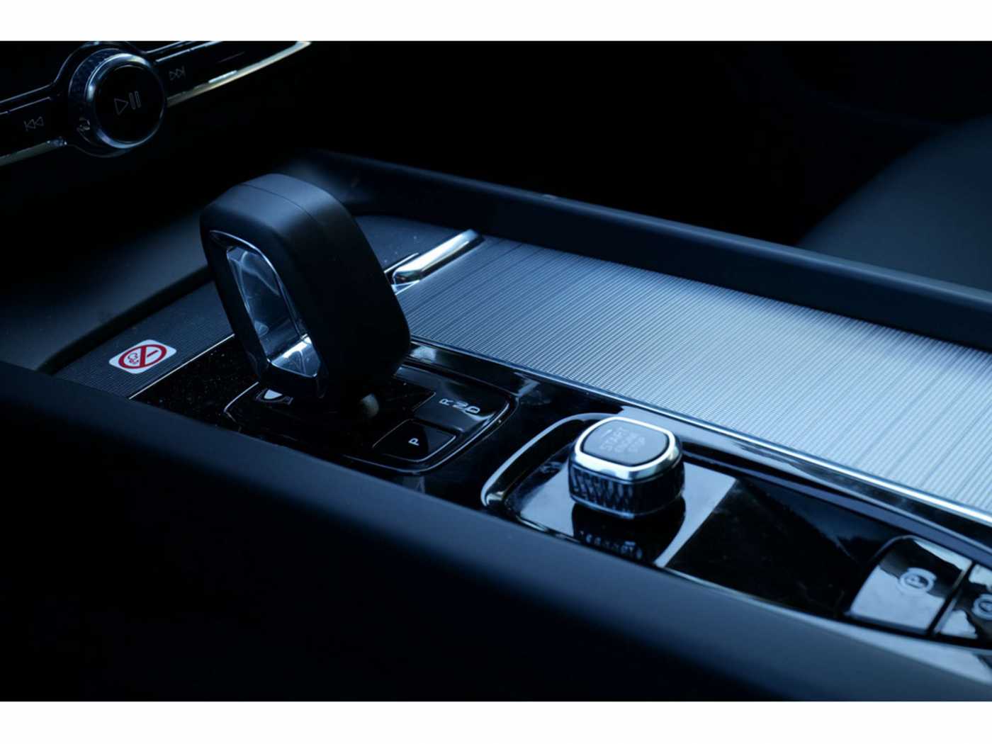 Volvo  T8 Ultra Dark Recharge Plug-In Hybrid AWD