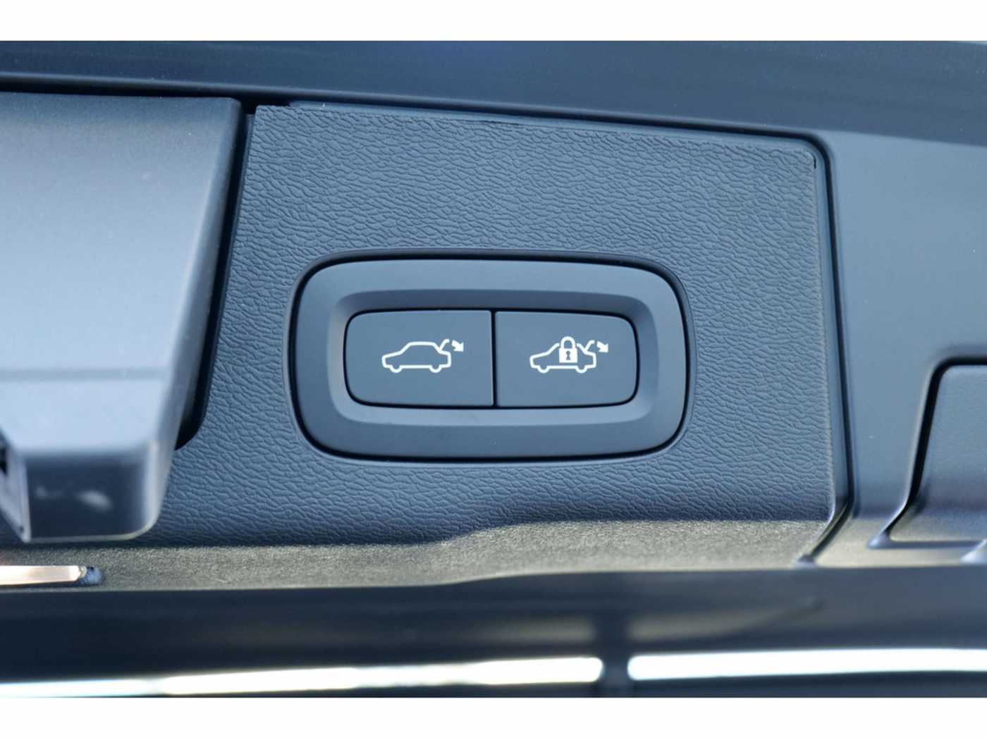 Volvo  T8 Ultra Dark Recharge Plug-In Hybrid AWD
