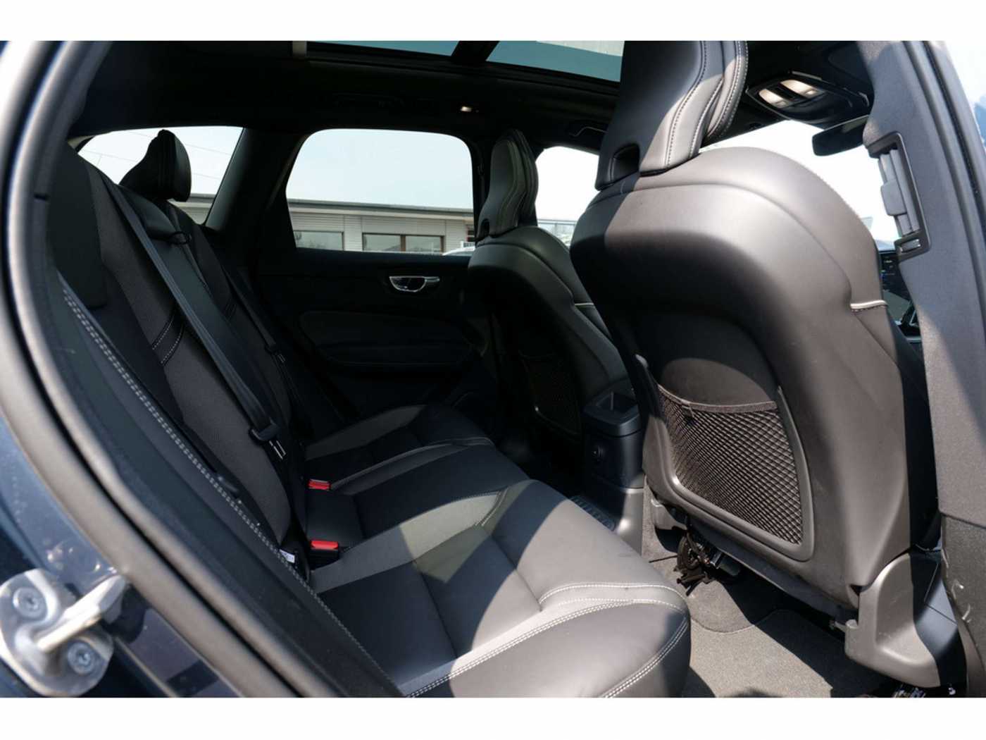 Volvo  T6 Plus Dark Recharge Plug-In Hybrid AWD