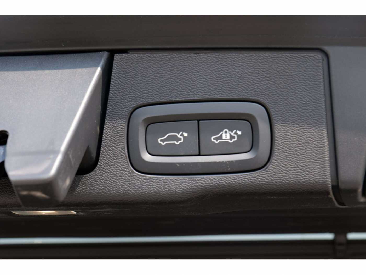 Volvo  T6 Plus Dark Recharge Plug-In Hybrid AWD