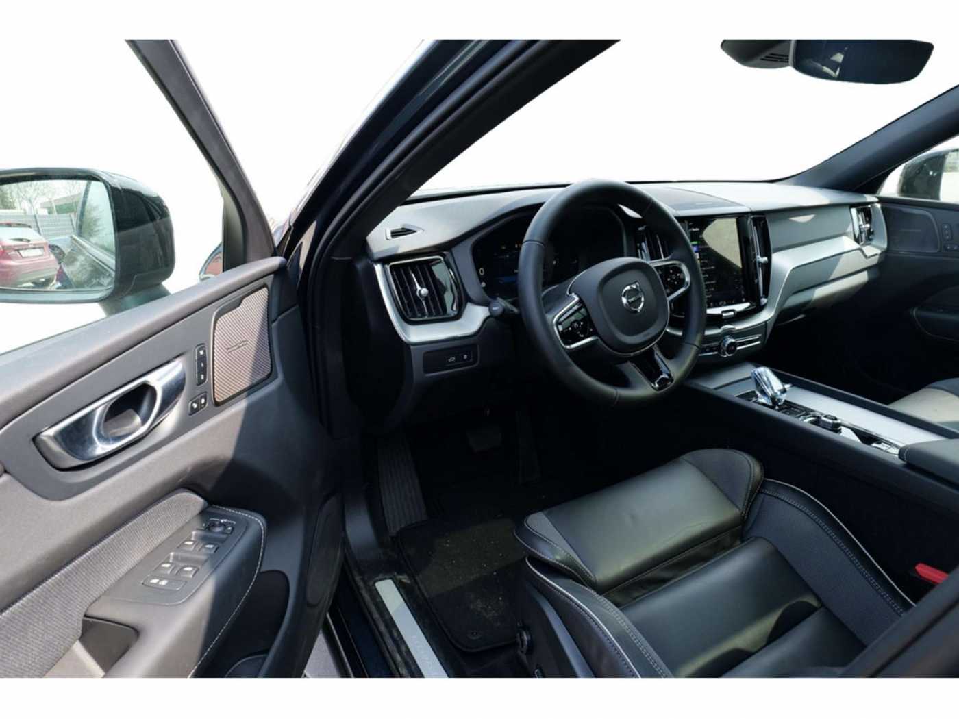 Volvo  T6 Plus Dark Recharge Plug-In Hybrid AWD