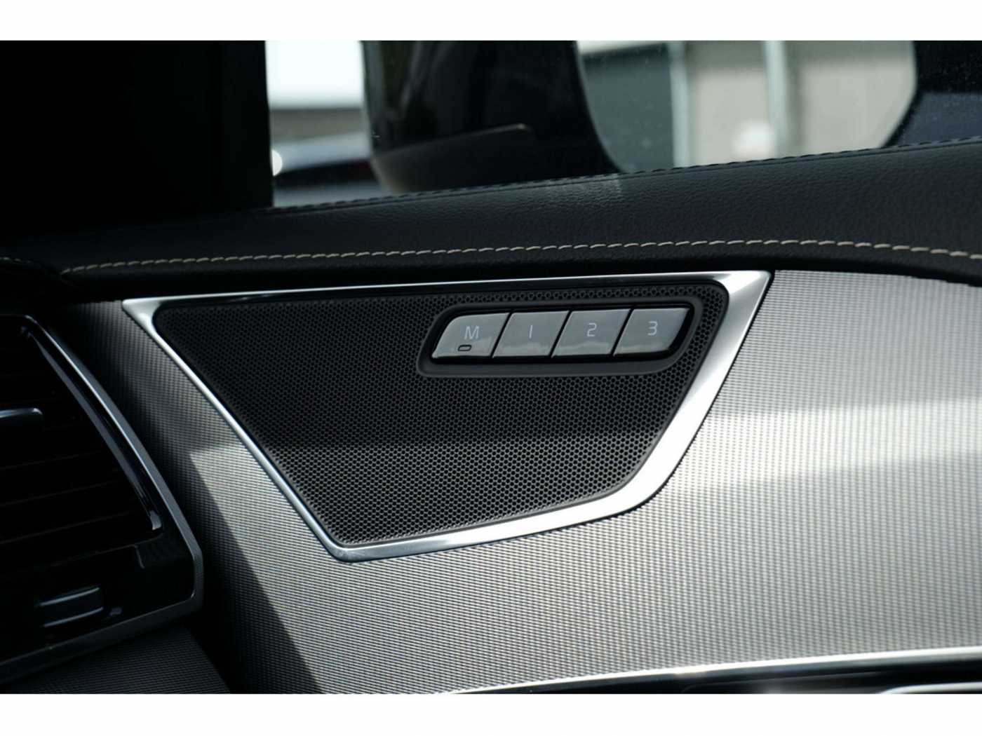 Volvo  T8 R Design Edition Recharge Plug-In Hybrid AWD