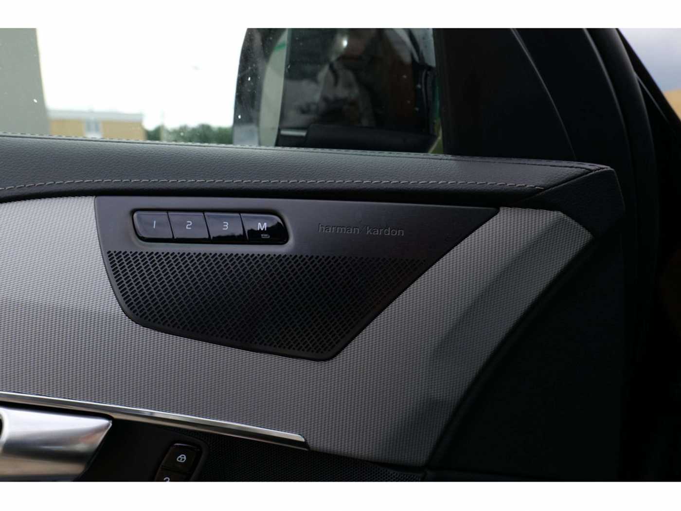 Volvo  T8 Ultra Bright Recharge Plug-In Hybrid AWD