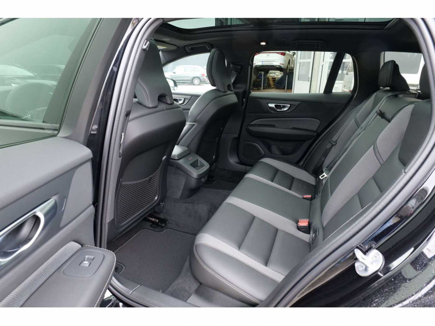 Volvo  B4 Automatik Plus Dark AHK ACC STANDHZ