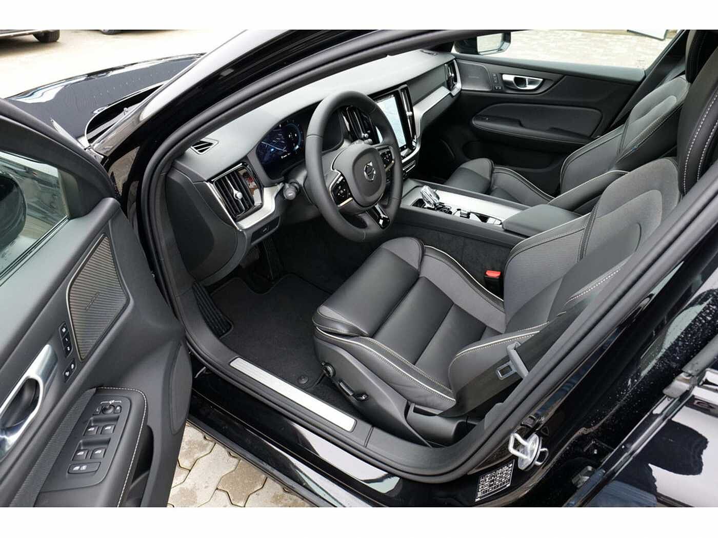 Volvo  B4 Automatik Plus Dark AHK ACC STANDHZ