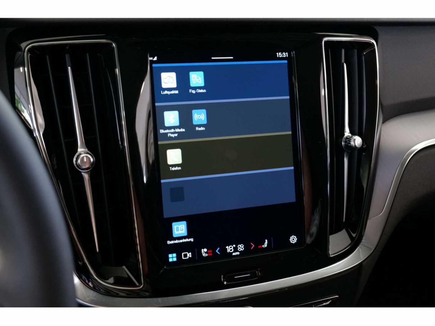 Volvo  Kombi T6 Core Recharge AWD STANDHZ LED