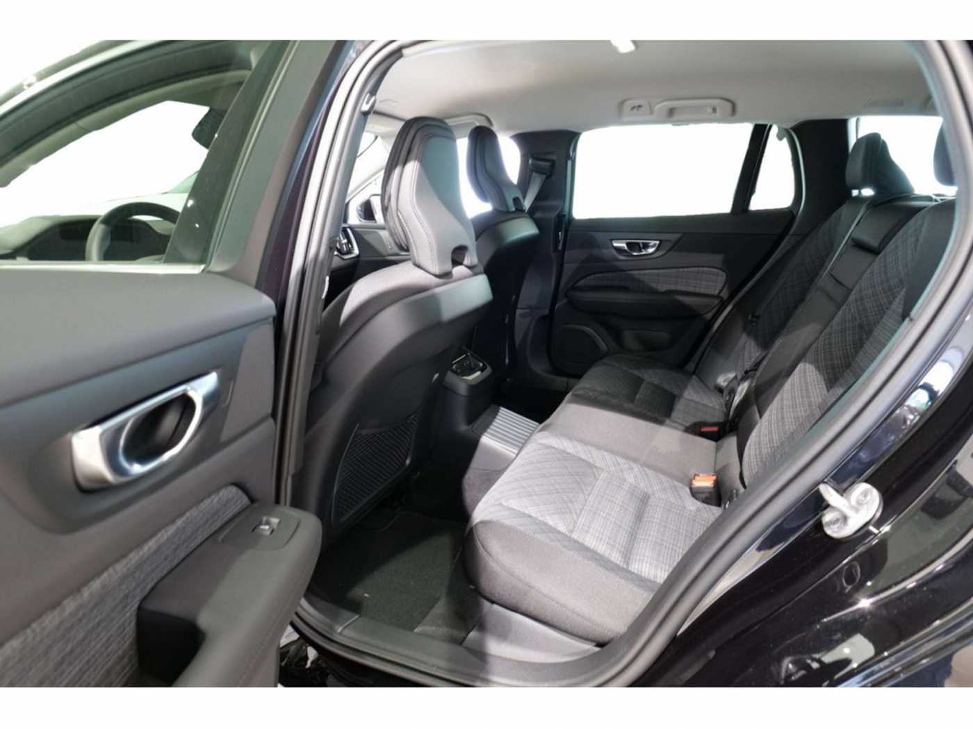 Volvo  Kombi T6 Core Recharge AWD STANDHZ LED