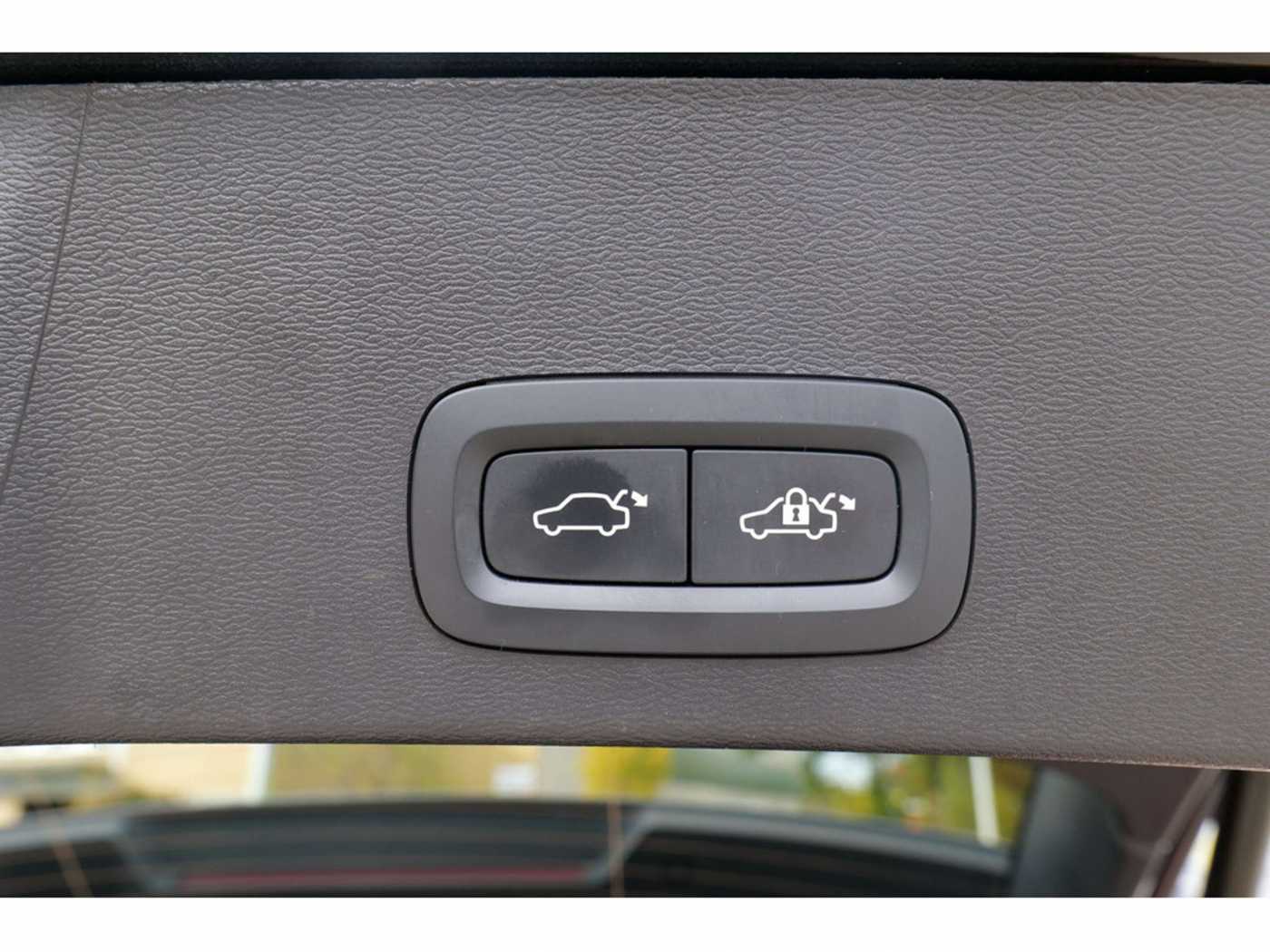 Volvo  Plus Recharge Pure Electric 2WD ACC LED