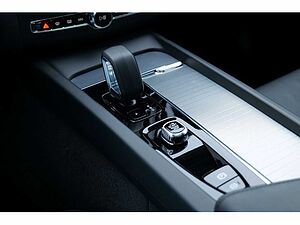 Volvo  T8 Ultra Dark Recharge Plug-In Hybrid AWD