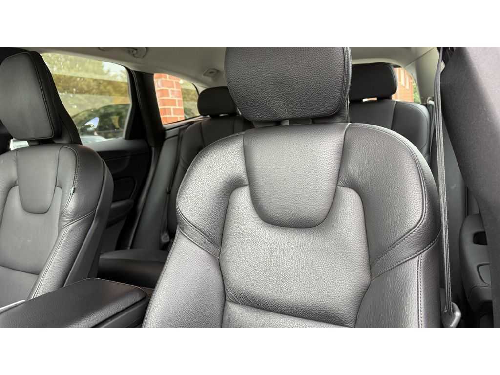 Volvo  D4 Momentum Pro LEDER RÜCKFAHRKAMERA AHK