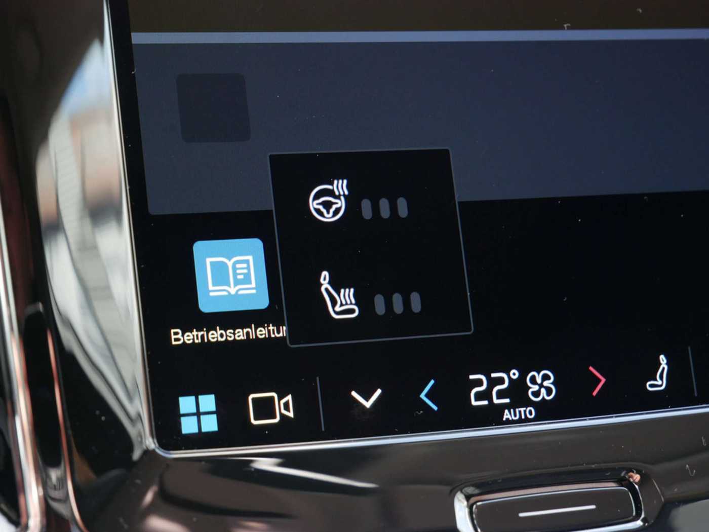Volvo  B4 Plus Dark MEMORY PDC SHZ KAMERA LED
