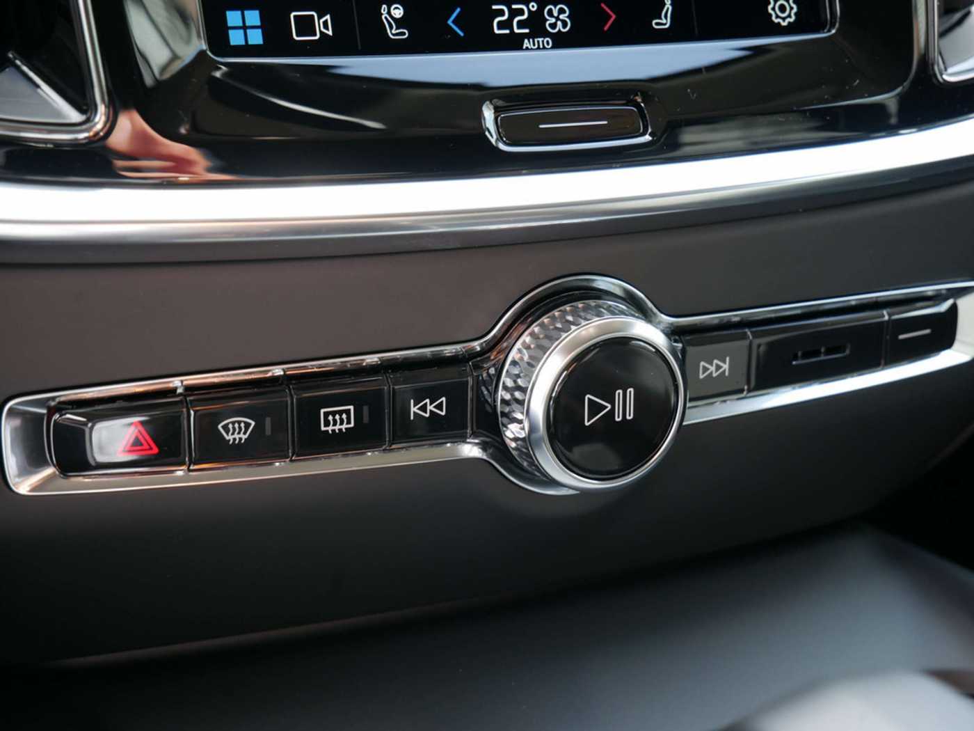 Volvo  B4 Plus Dark MEMORY PDC SHZ KAMERA LED