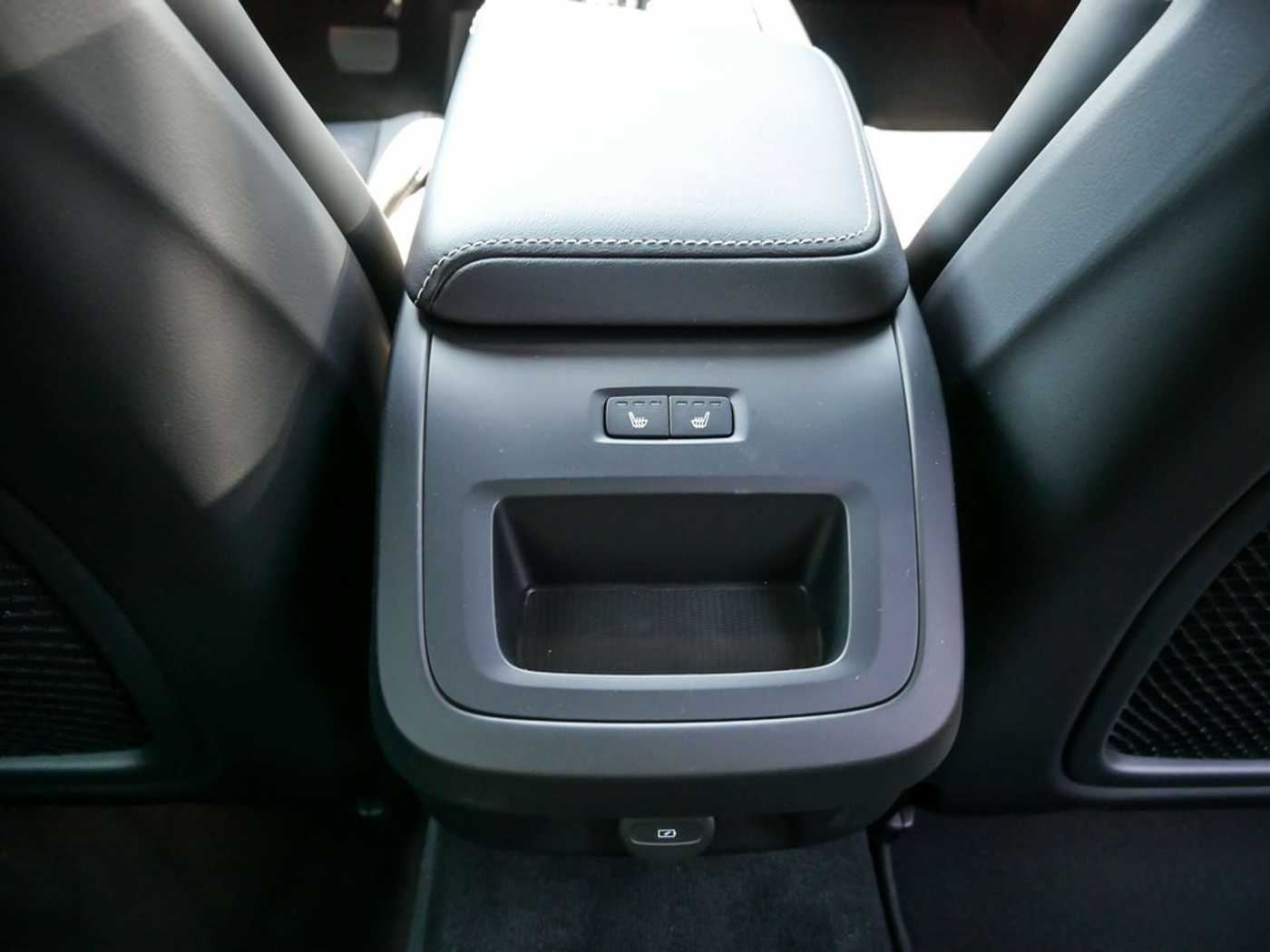 Volvo  B4 Plus Dark KAMERA H/K HGSD STANDHZ LED