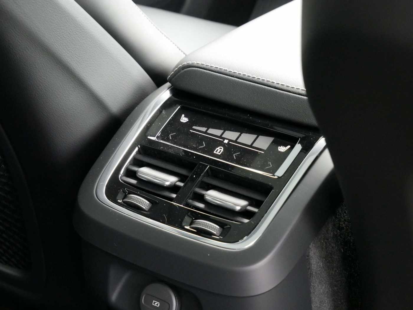 Volvo  B4 Ultimate Dark HGSD ACC HUD STANDHZ LED
