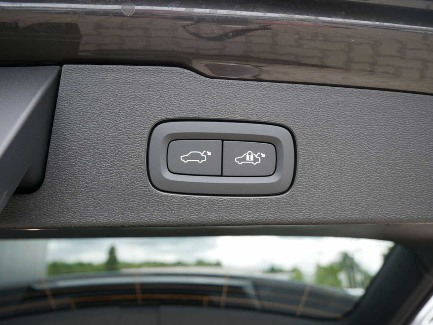 Volvo  B4 Ultimate Dark HGSD ACC HUD STANDHZ LED