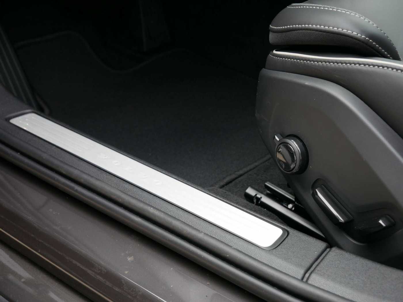 Volvo  B4 Ultimate Dark HGSD ACC HUD STANDHZ LED