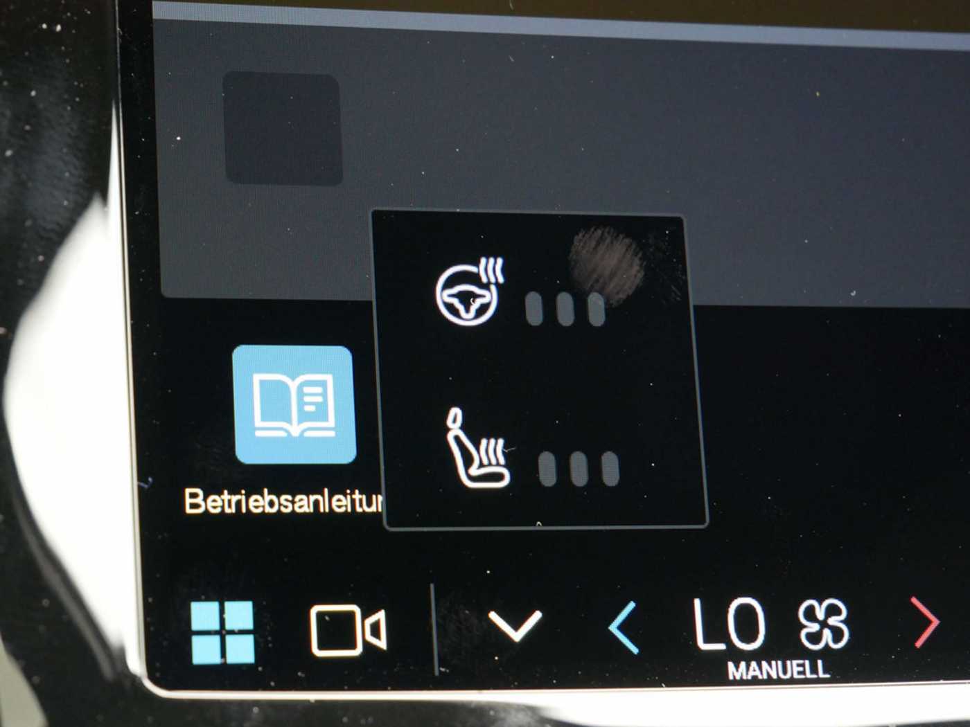 Volvo  B4 Ultimate Dark HGSD ACC HUD STANDHZ LED