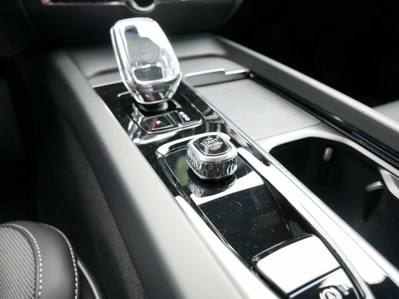 Volvo  B4 Ultimate Dark HGSD ACC HUD STANDHZ LED