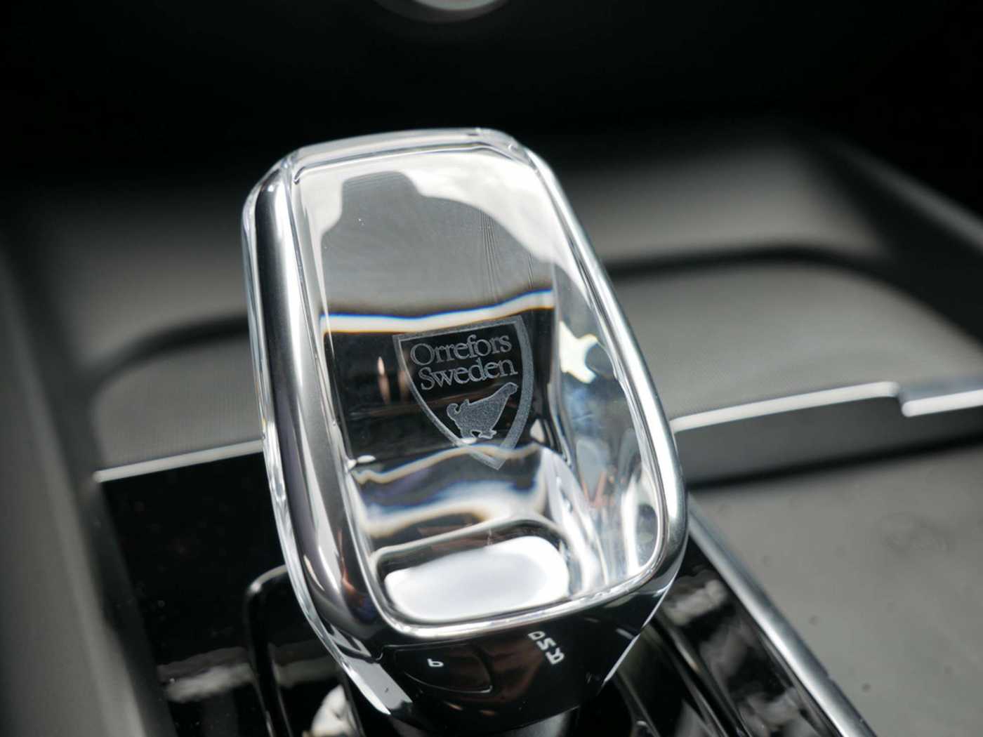 Volvo  B4 Ultimate Dark HGSD ACC HUD STANDHZ LED