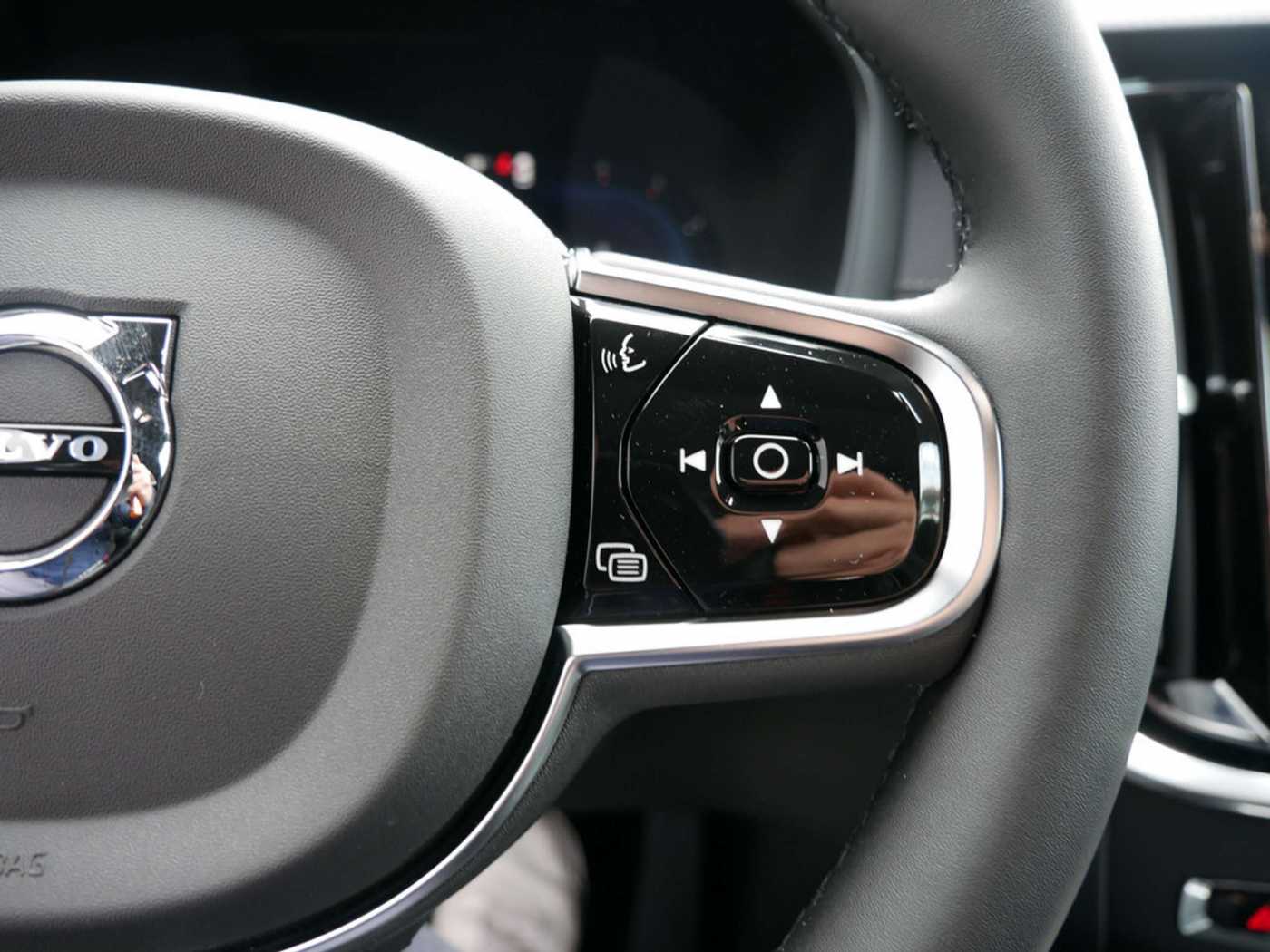 Volvo  B4 Ultimate Dark HGSD ACC HUD STANDHZ LED
