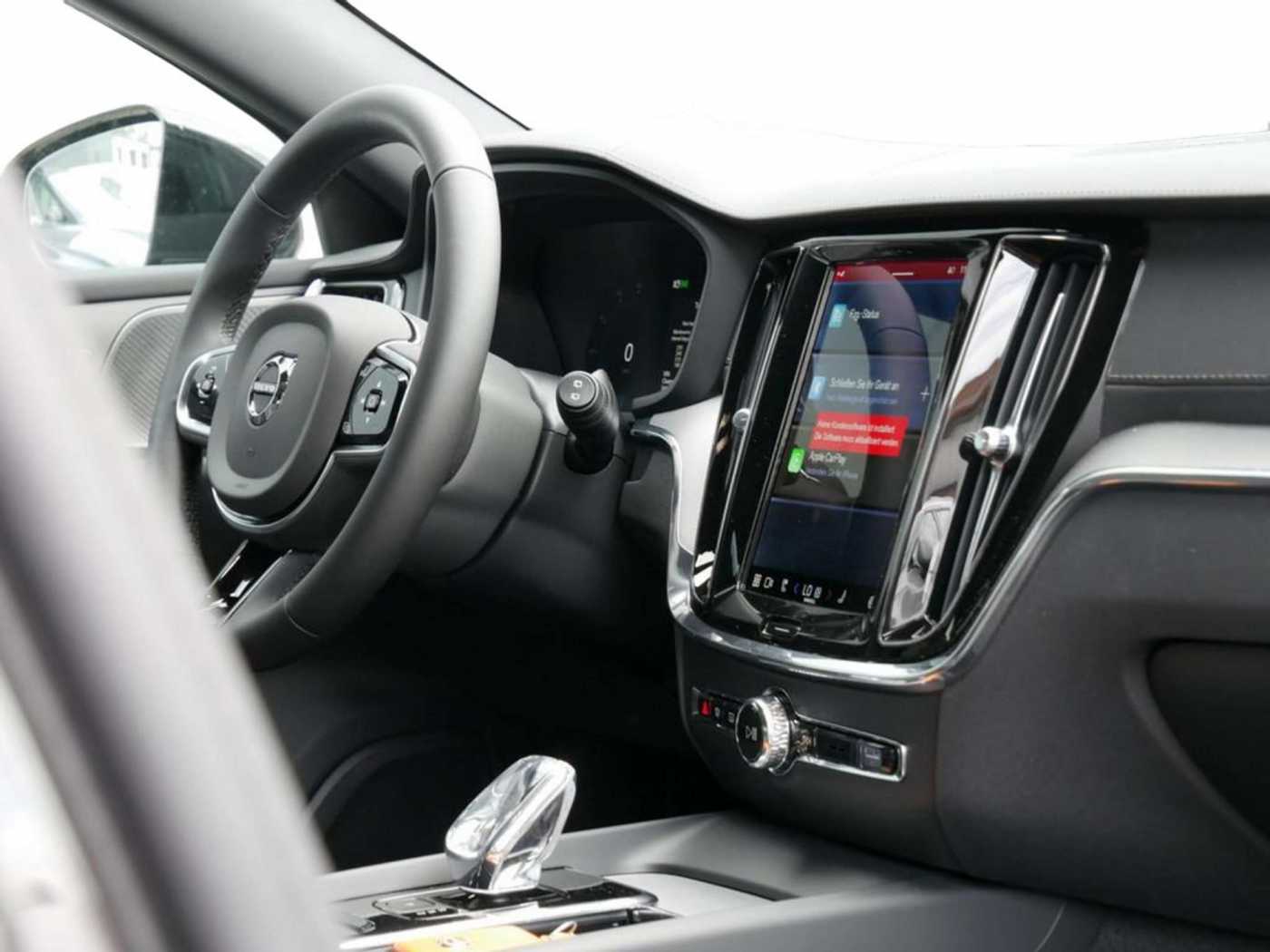 Volvo  B4 Ultimate Dark HGSD ACC HUD STANDHZ LED