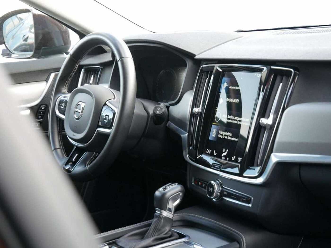 Volvo  CC D5 Pro AWD LEDER H/K HGSD NAVI AHK LED