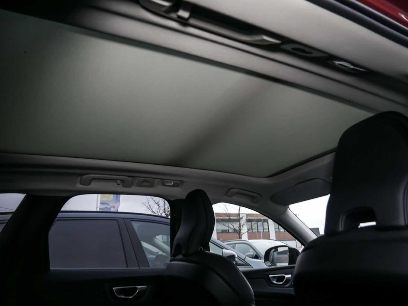 Volvo  2.0 Ultra Dark Recharge Plug-In Hybrid AWD