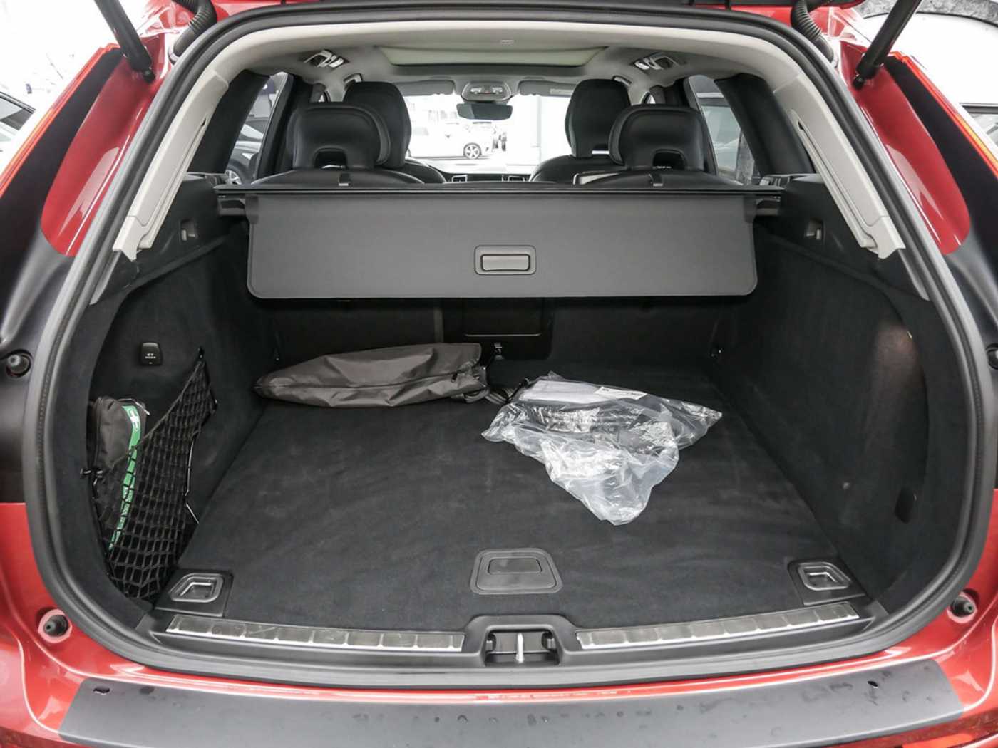 Volvo  2.0 Ultra Dark Recharge Plug-In Hybrid AWD