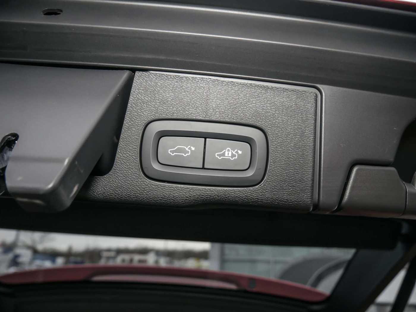Volvo  2.0 Ultra Dark Recharge Plug-In Hybrid AWD