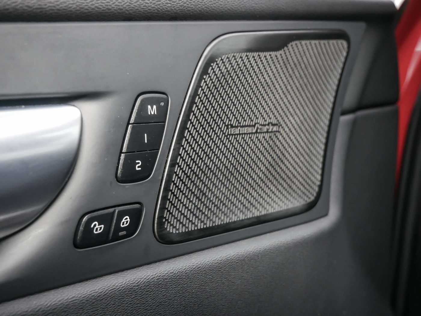Volvo  2.0 Ultra Dark Recharge Plug-In Hybrid AWD