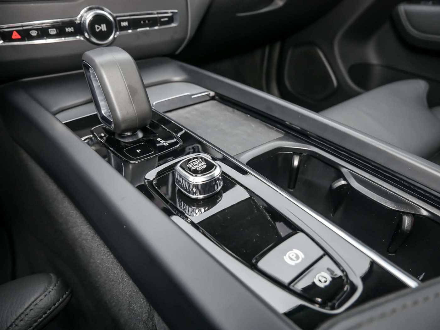 Volvo  2.0 Ultra Dark Recharge Plug-In Hybrid AWD