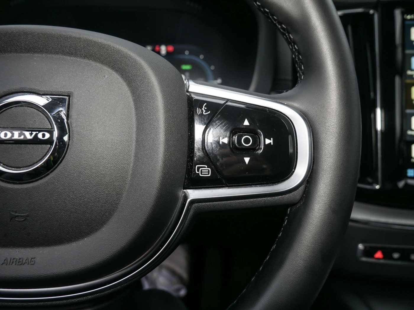 Volvo  2.0 Ultra Dark Recharge Plug-In Hybrid AWD