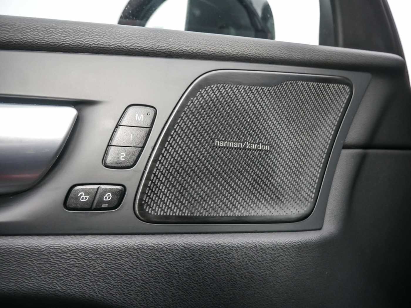Volvo  2.0 Ultra Dark Recharge Plug-In Hybrid AWD