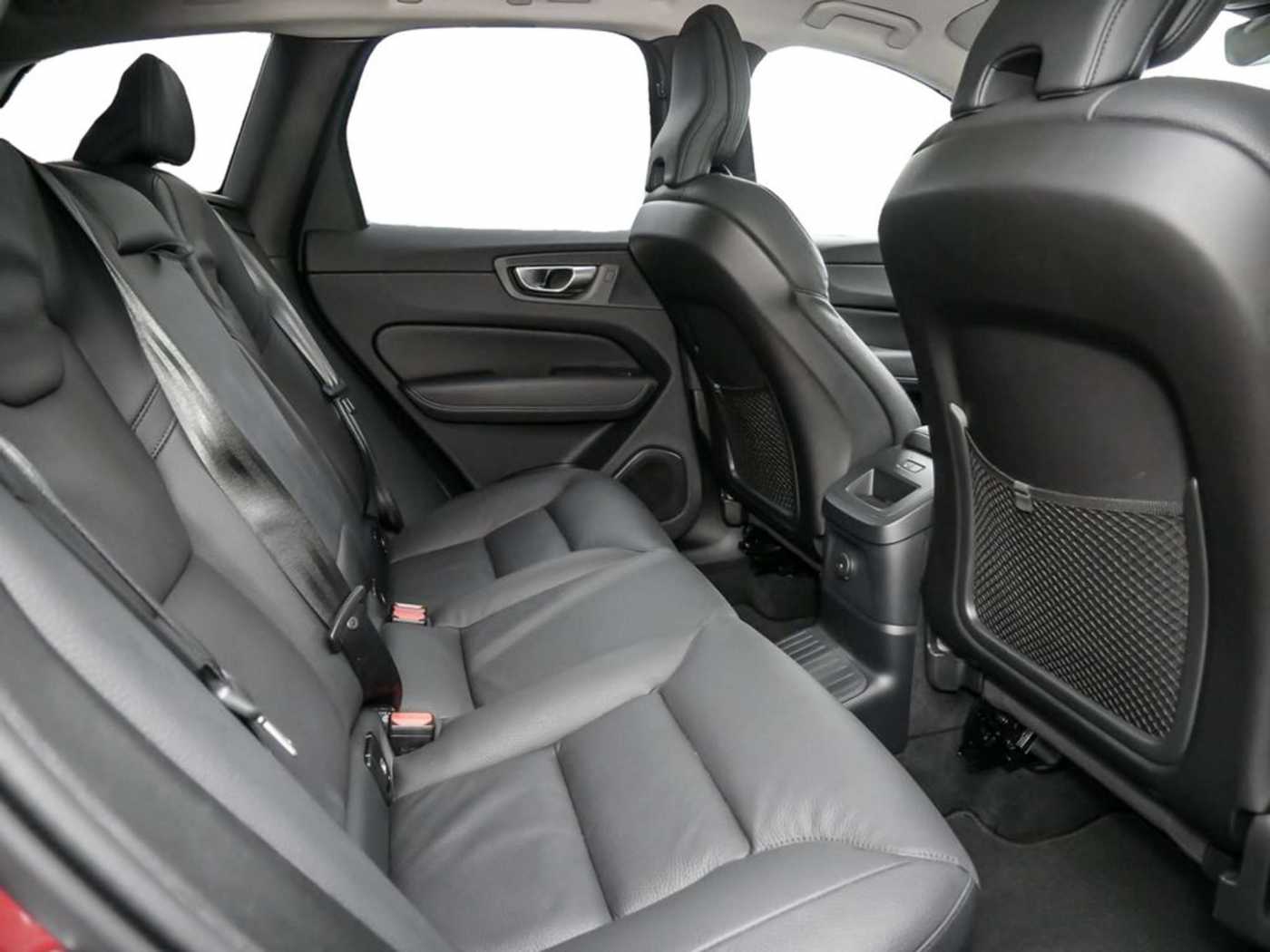 Volvo  2.0 Ultra Dark Recharge Plug-In Hybrid AWD