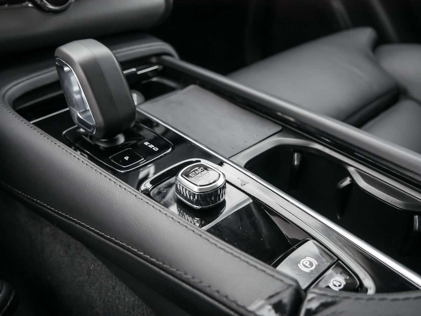 Volvo  2.0 Ultimate Bright Recharge Plug-In Hybrid AWD