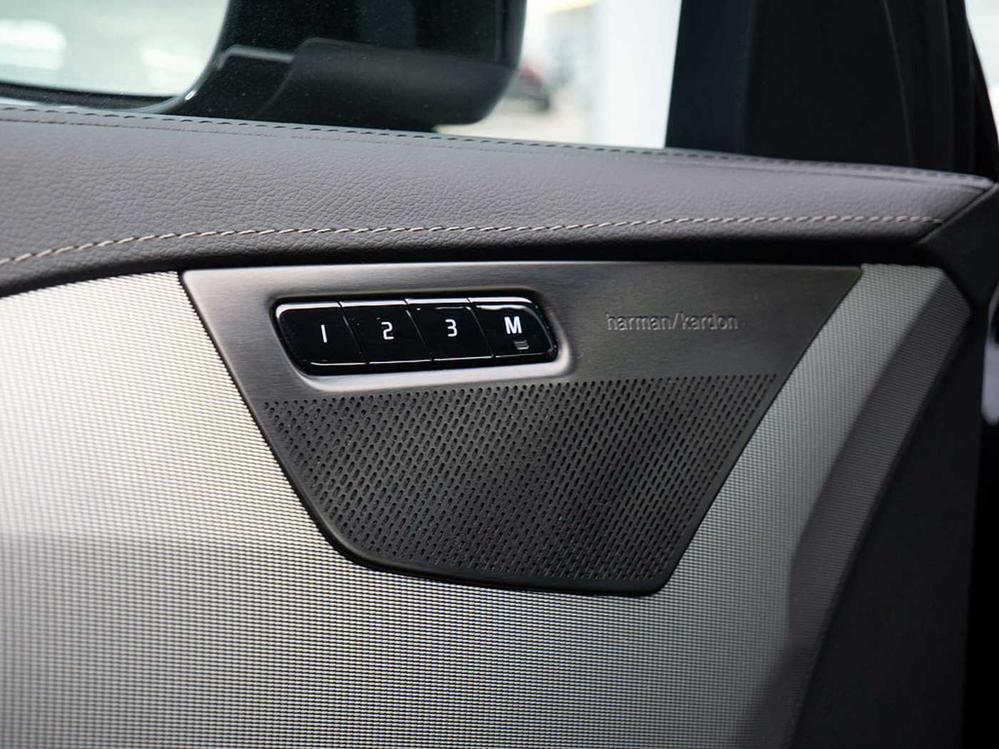 Volvo  2.0 Plus Bright Recharge Plug-In Hybrid AWD