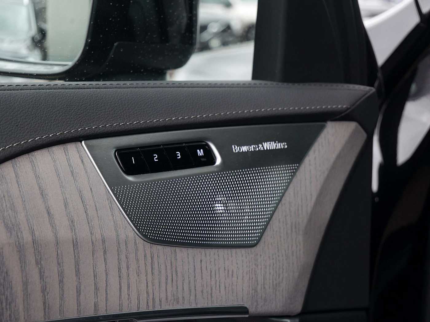 Volvo  Recharge T8 AWD Plug-in Hybrid Ultimate